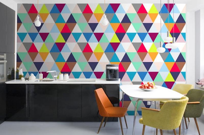 Cozinha com papel de parede com formas geometricas